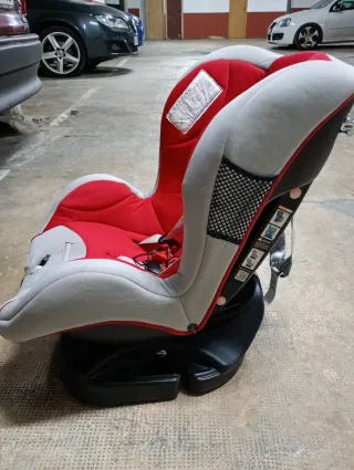 Silla de coche infantil roja y gris