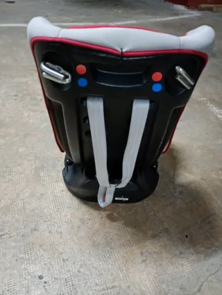 Silla de coche infantil roja y gris