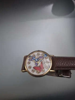 Reloj de pulsera marrón con diseño