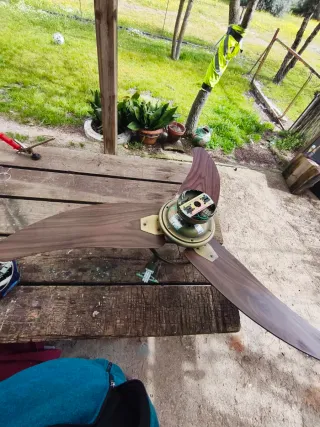 Ventilador de techo  aspas de madera, más iluminac