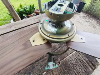 Ventilador de techo  aspas de madera, más iluminac