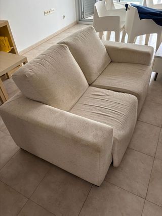 Sofá de dos plazas beige