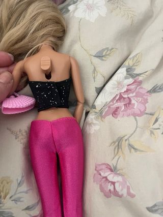 Barbie con top negro y pantalón rosa