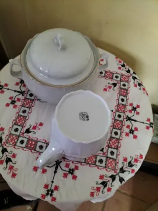 Sopera antigua y jarra