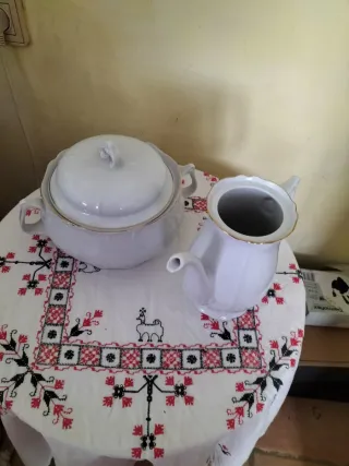 Sopera antigua y jarra