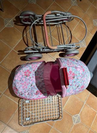 Carrito de juguete para bebé con bolso plegable.