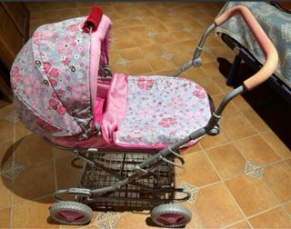 Carrito de juguete para bebé con bolso plegable.