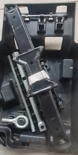 Soporte rueda repuesto y caja herramientas.