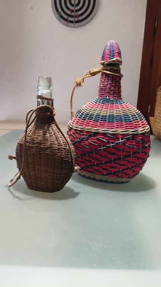 Botellas de mimbre y cristal