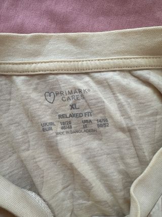 Camiseta beige y blanca con estampado