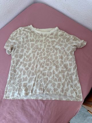 Camiseta beige y blanca con estampado