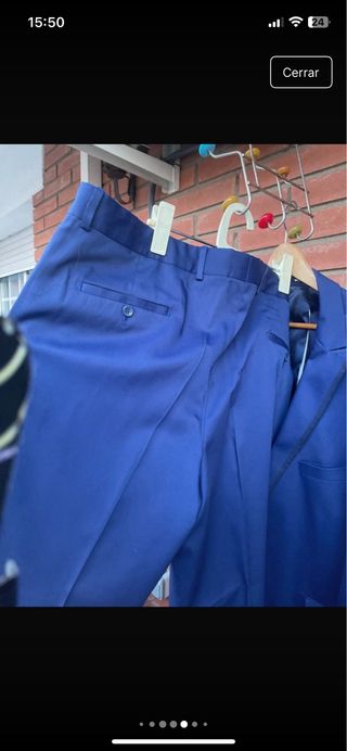 Traje de hombre azul con chaleco y corbata