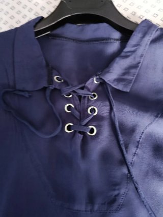 Camicia blu con laccetti ai polsi e collo