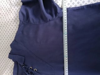 Camicia blu con laccetti ai polsi e collo