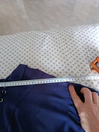Camicia blu con laccetti ai polsi e collo