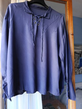 Camicia blu con laccetti ai polsi e collo