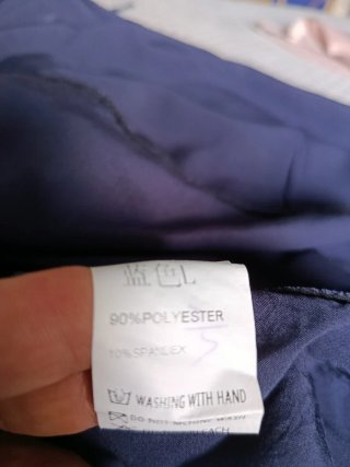 Camicia blu con laccetti ai polsi e collo