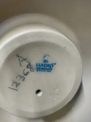 Figura Lladro Mujer Vestido Volantes