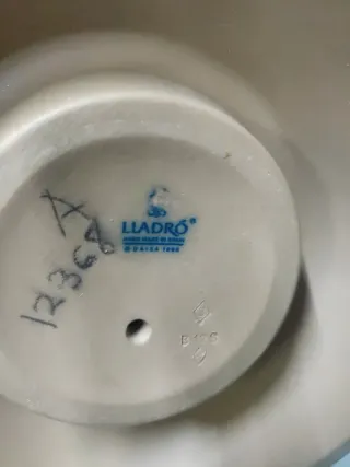 Figura Lladro Mujer Vestido Volantes