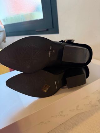 Stivali neri in pelle con zip