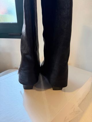 Stivali neri in pelle con zip