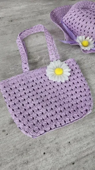 Set borsa e cappello lilla con fiore