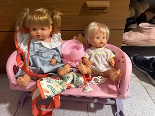 Cuna de muñecas con 2 muñecos