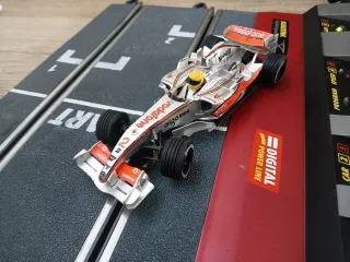 Scalextric F1 Digital System McLaren MP4-22