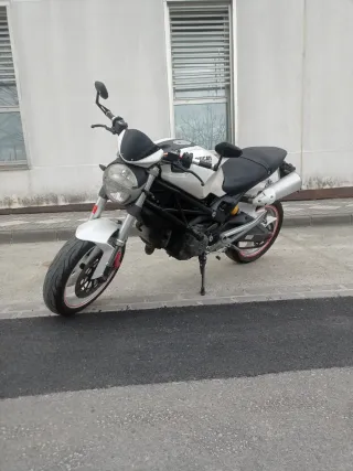 Ducati Monster 696 Blanca