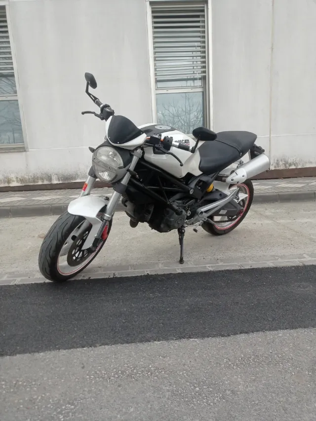 Ducati Monster 696 Blanca
