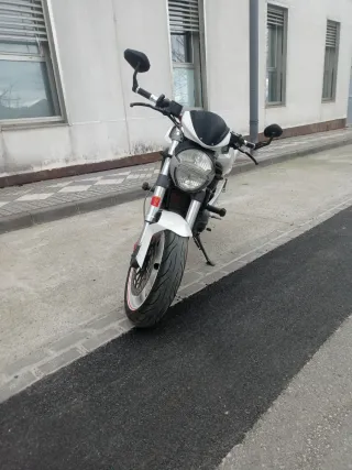 Ducati Monster 696 Blanca