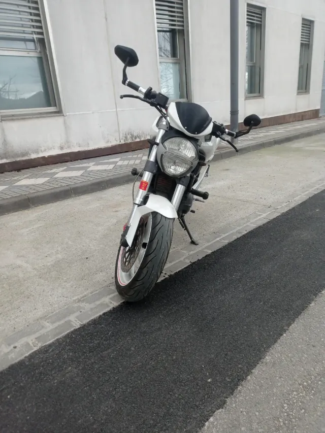 Ducati Monster 696 Blanca
