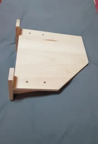 Estantería esquinera de madera