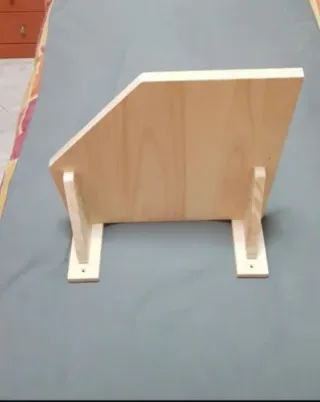 Estantería esquinera de madera