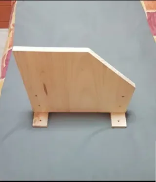 Estantería esquinera de madera