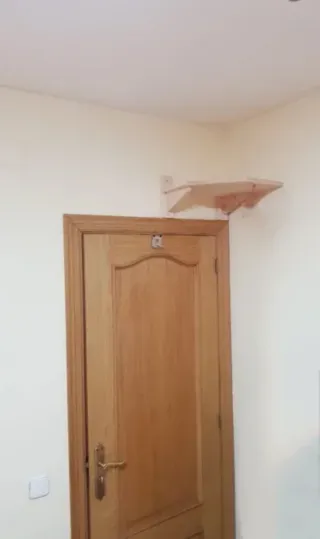 Estantería esquinera de madera