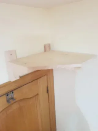 Estantería esquinera de madera