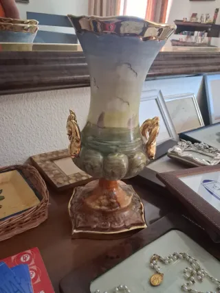 Jarrón antiguo con barco de vela