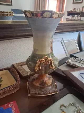 Jarrón antiguo con barco de vela