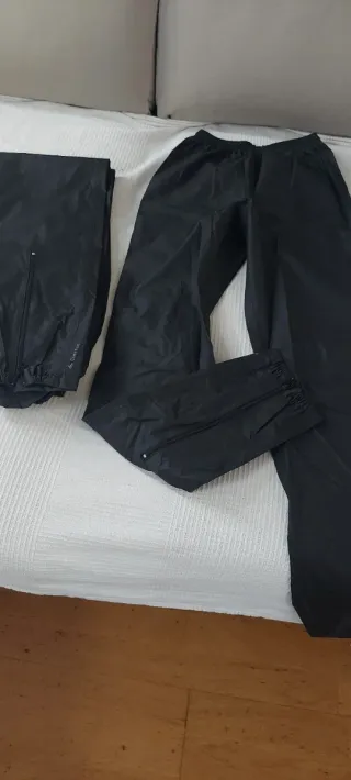 Pantalón impermeable negro