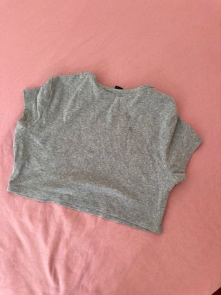 Crop top básico gris
