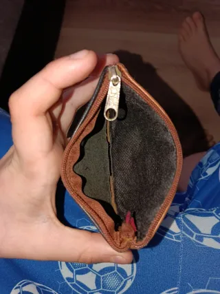 Cartera de piel negra y marrón y dos bolsillos
