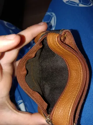 Cartera de piel negra y marrón y dos bolsillos