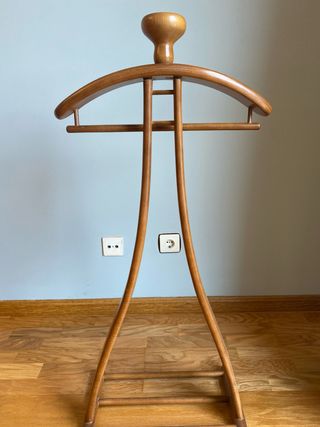 Perchero de madera elegante