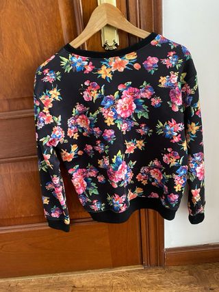 Sudadera negra con estampado floral