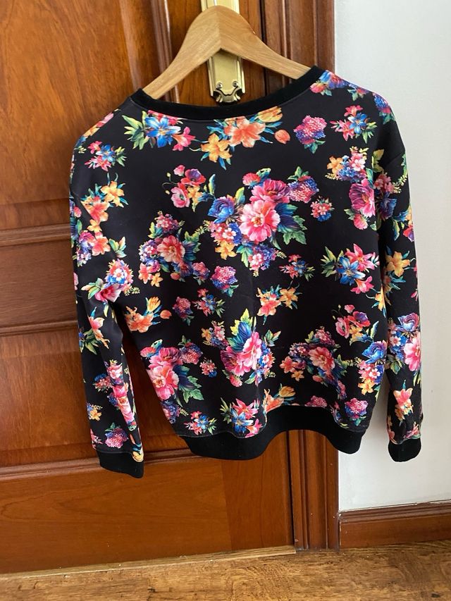 Sudadera negra con estampado floral