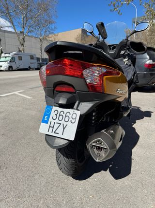 Kymco Super Dink 300i ABS Scooter Amarillo