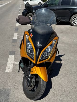 Kymco Super Dink 300i ABS Scooter Amarillo