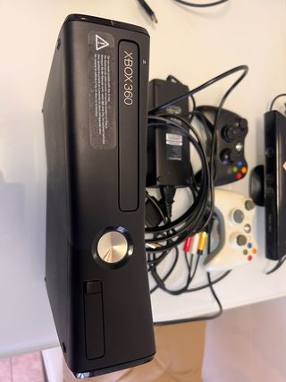 Xbox 360 s Negra con Kinect y Juegos