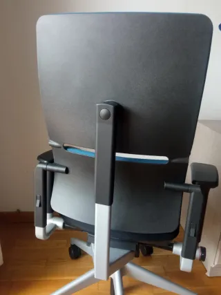 Silla ergonómica de oficina azul y negra